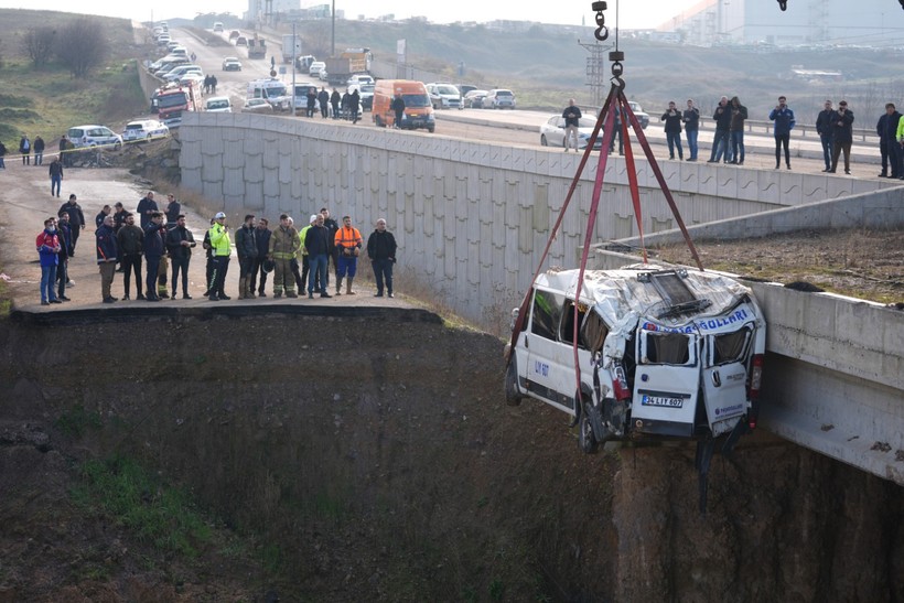 Tuzla'da servis şarampole yuvarlandı - Resim : 1