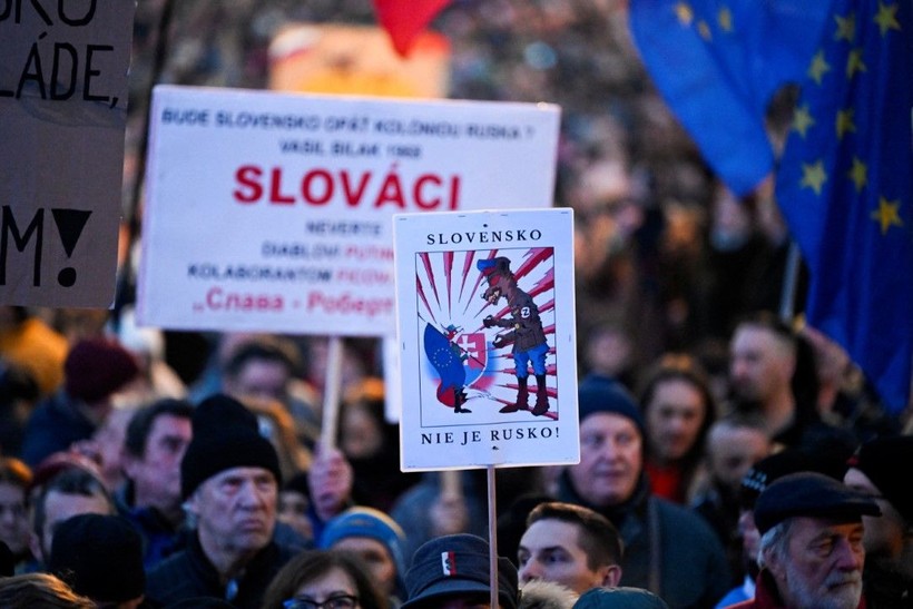 Rusya'yla yakınlaşmanın bedeli: Slovakya'da halk sokakta - Resim: 1