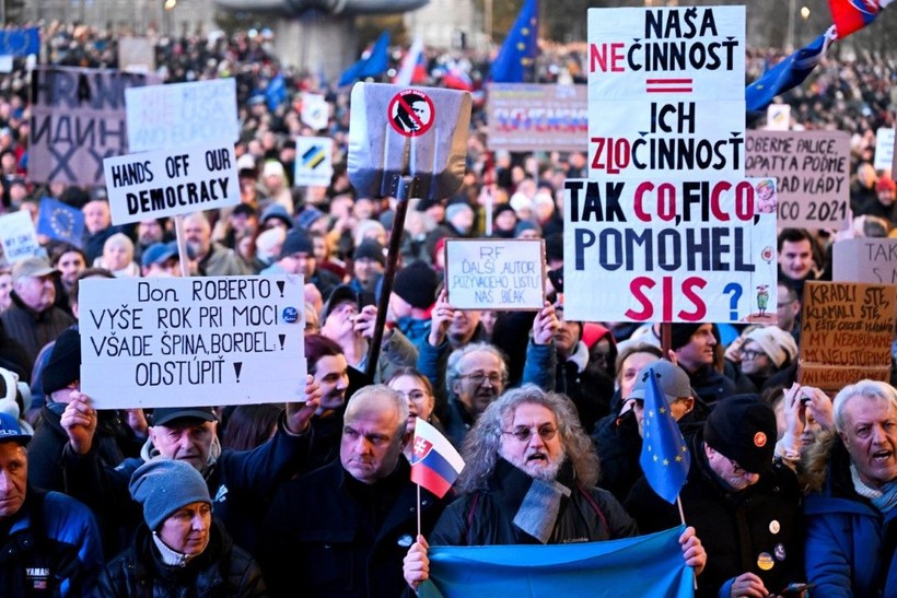 Rusya'yla yakınlaşmanın bedeli: Slovakya'da halk sokakta - Resim: 13