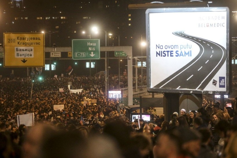 Sırbistan'da öfke büyüyor: Öğrenciler tüm gün trafiği kapattı - Resim: 1