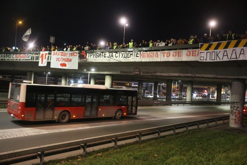 Sırbistan'da öfke büyüyor: Öğrenciler tüm gün trafiği kapattı - Resim: 7