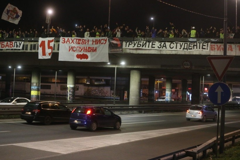 Sırbistan'da öfke büyüyor: Öğrenciler tüm gün trafiği kapattı - Resim: 14