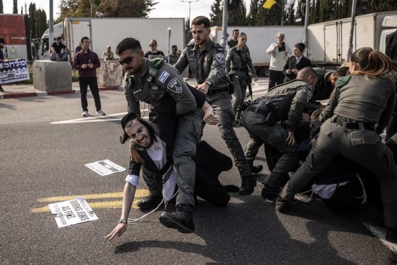 İsrail'de askerlik şubesinin önü karıştı - Resim: 40