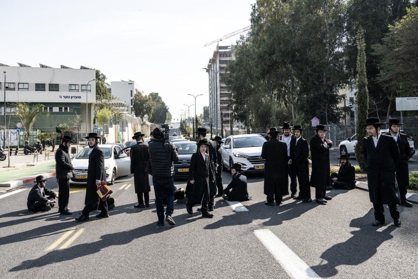 İsrail'de askerlik şubesinin önü karıştı - Resim: 14