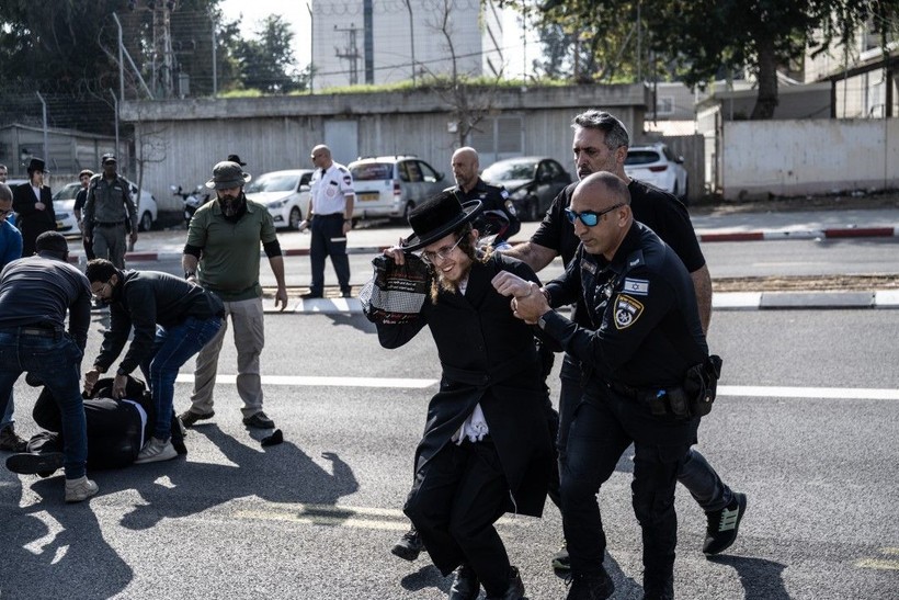 İsrail'de askerlik şubesinin önü karıştı - Resim: 17