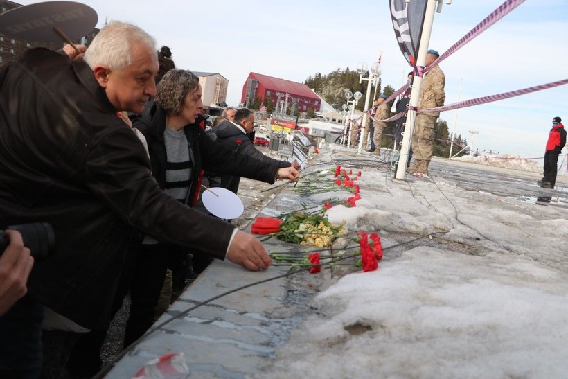 78 kişinin yaşamını yitirdiği otelin önüne karanfil bıraktılar - Resim: 1