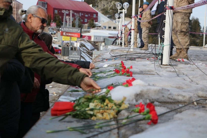 78 kişinin yaşamını yitirdiği otelin önüne karanfil bıraktılar - Resim: 2