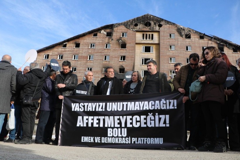 78 kişinin yaşamını yitirdiği otelin önüne karanfil bıraktılar - Resim: 4