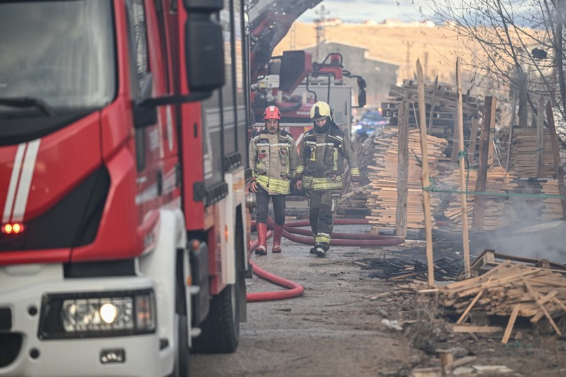 Ankara'da ahşap üretimi yapılan iş yerinde yangın - Resim : 2