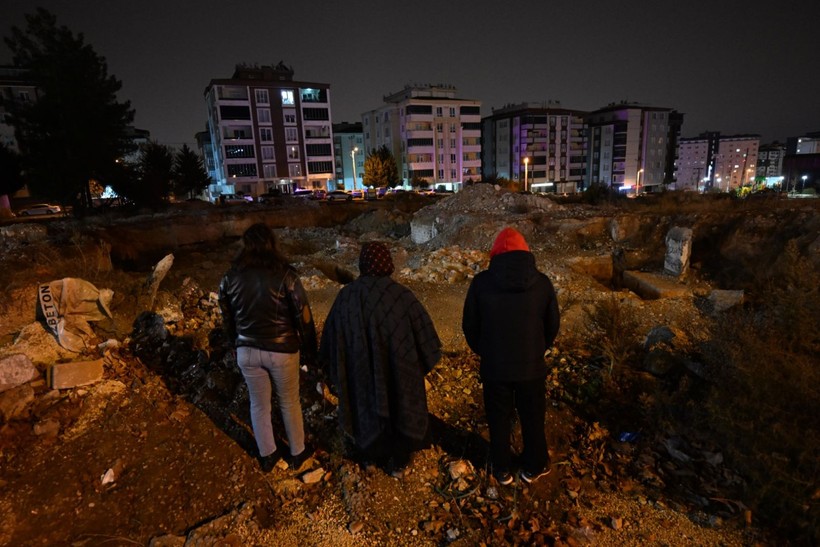 6 Şubat felaketinin ikinci yıl dönümü: Aileler geceyi mezarlıklarda geçirdi - Resim: 15