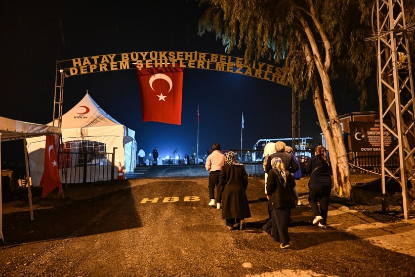 6 Şubat felaketinin ikinci yıl dönümü: Aileler geceyi mezarlıklarda geçirdi - Resim: 2