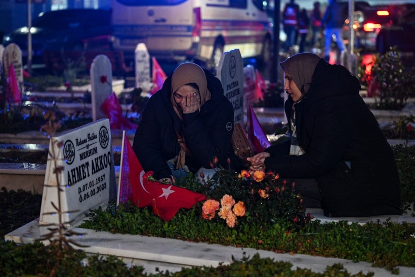 6 Şubat felaketinin ikinci yıl dönümü: Aileler geceyi mezarlıklarda geçirdi - Resim: 3