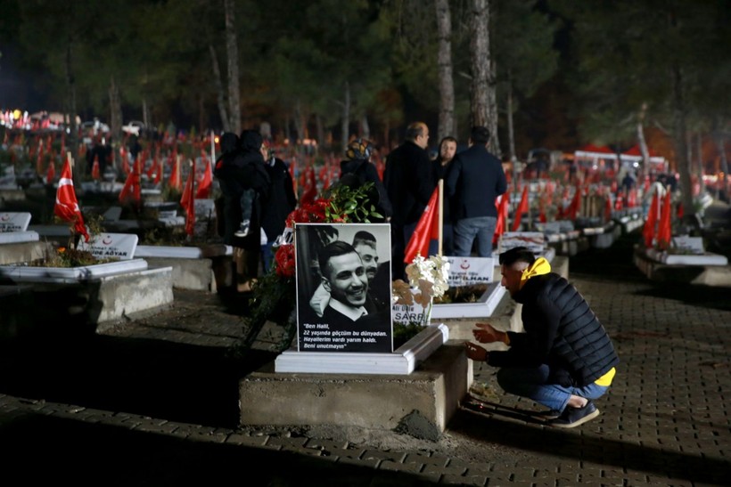 6 Şubat felaketinin ikinci yıl dönümü: Aileler geceyi mezarlıklarda geçirdi - Resim: 11