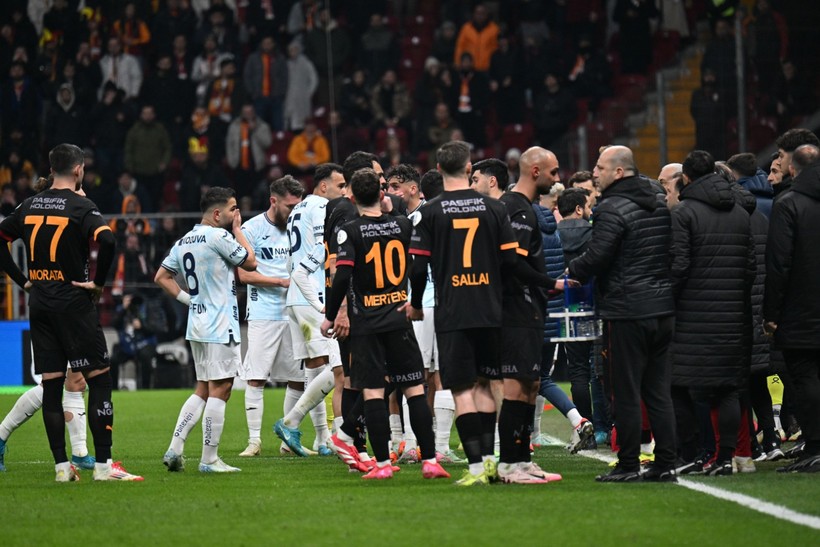 Galatasaray maçında sahadan çekilen Adana Demirspor'a ne ceza verilecek? - Resim : 2