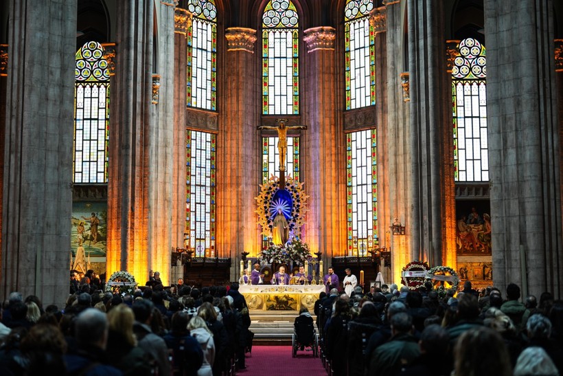 Bıçaklı saldırıda öldürülen İtalyan şefin oğluna kilisede veda - Resim : 2