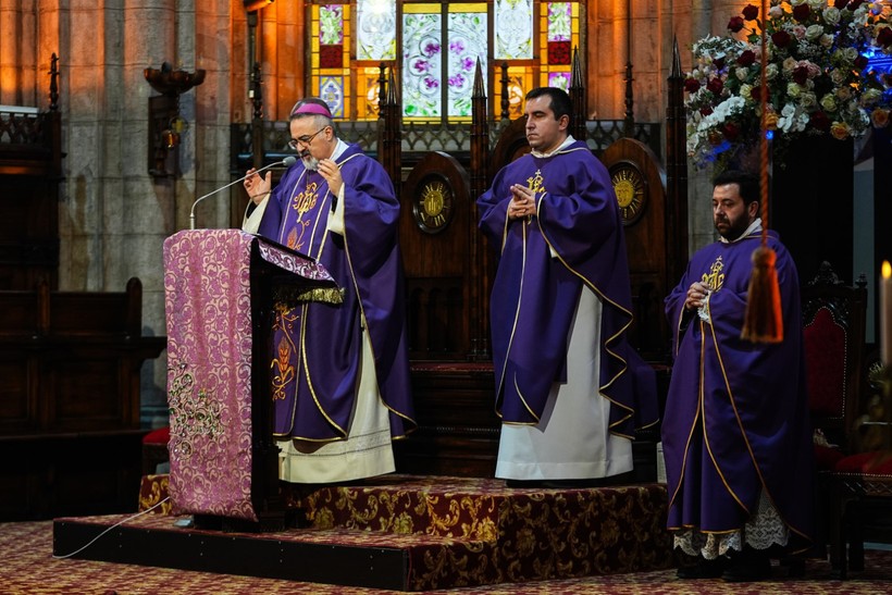 Bıçaklı saldırıda öldürülen İtalyan şefin oğluna kilisede veda - Resim : 4