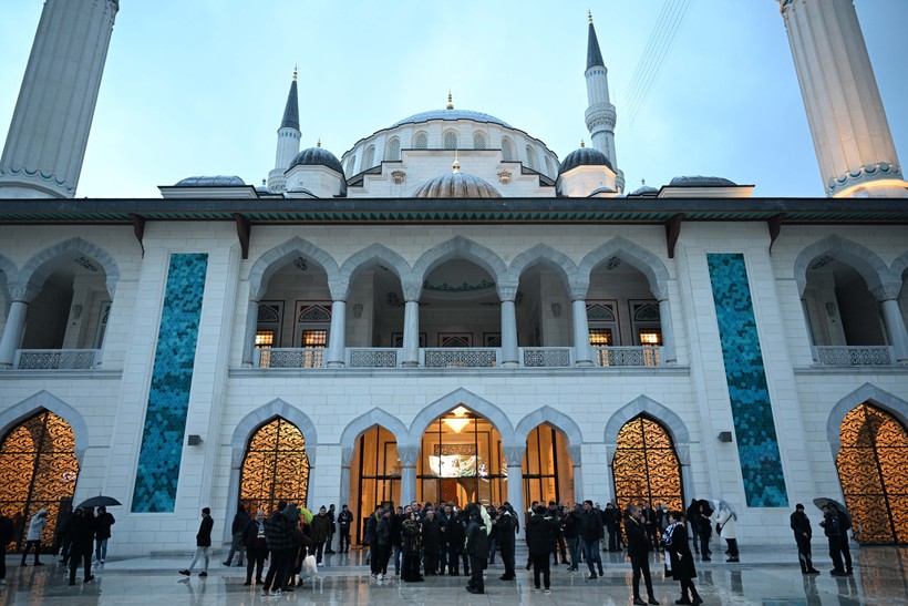 Ferdi Tayfur için 40 mevlidi okutuldu: Tuğçe Tayfur ve Şirin Gözalıcı'dan açıklama - Resim : 1