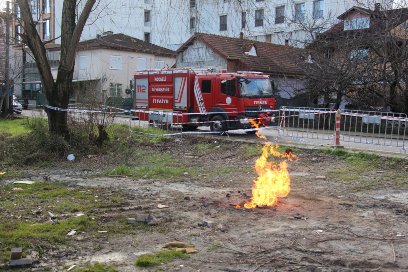 Metro inşaatında yangın, kontrollü olarak 2 gündür sürüyor - Resim : 1