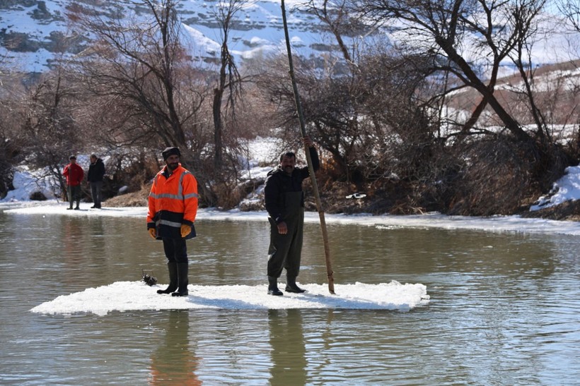 "Buzdan sal" ile karşı kıyıya geçip nehirde Eskimo usulü balık avlıyorlar - Resim: 1