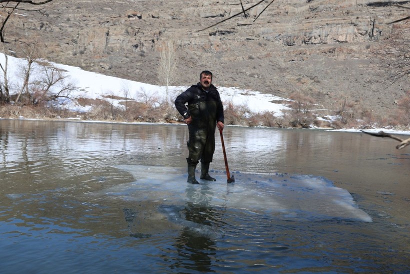 "Buzdan sal" ile karşı kıyıya geçip nehirde Eskimo usulü balık avlıyorlar - Resim: 4