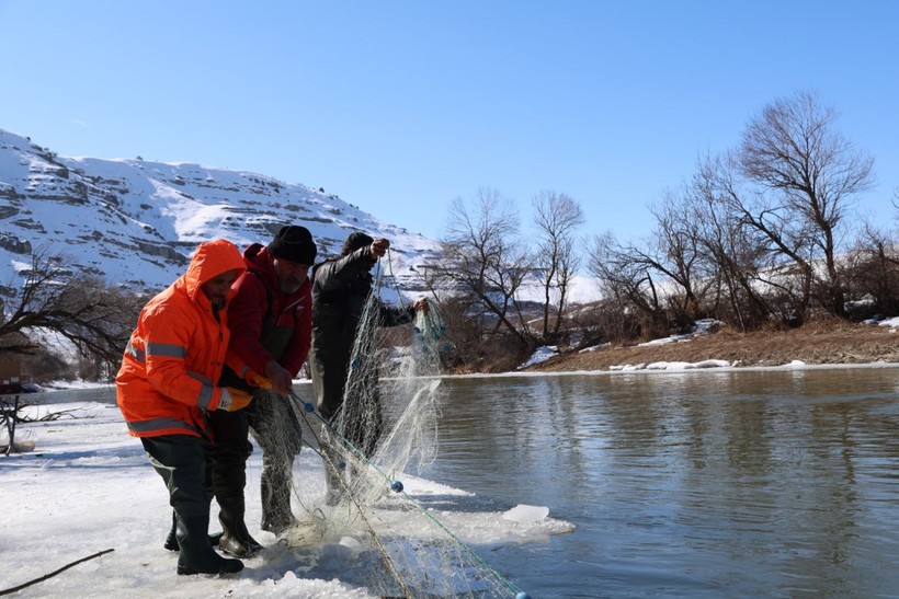 "Buzdan sal" ile karşı kıyıya geçip nehirde Eskimo usulü balık avlıyorlar - Resim: 5