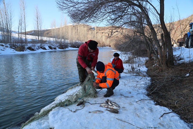 "Buzdan sal" ile karşı kıyıya geçip nehirde Eskimo usulü balık avlıyorlar - Resim: 7