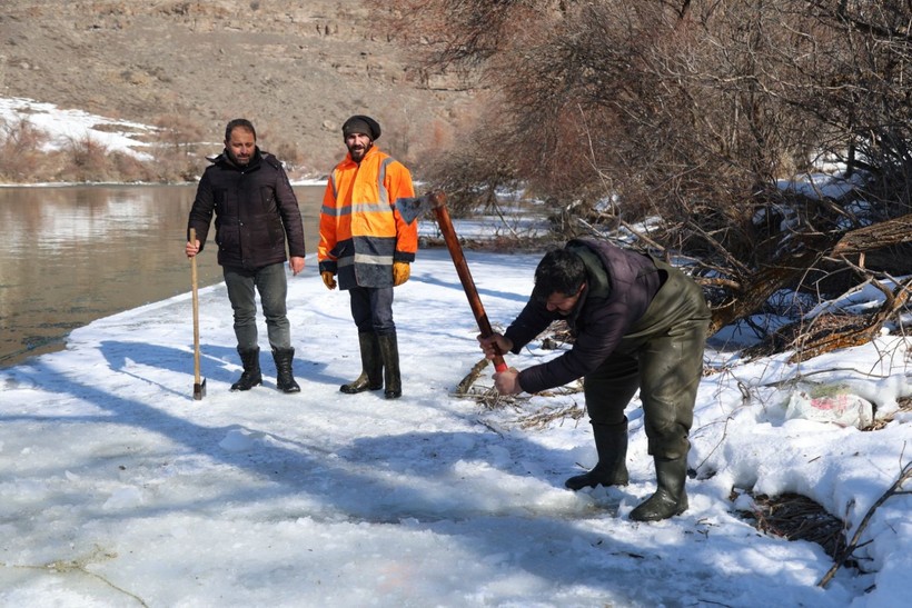 "Buzdan sal" ile karşı kıyıya geçip nehirde Eskimo usulü balık avlıyorlar - Resim: 8