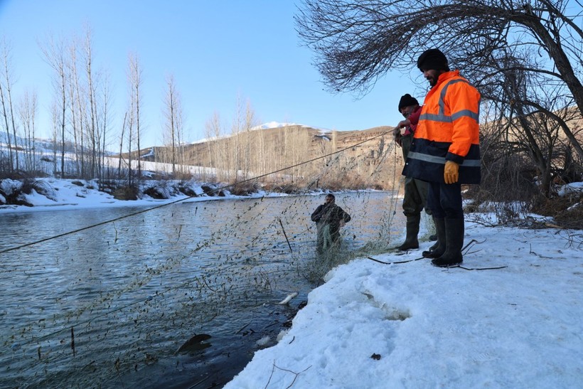 "Buzdan sal" ile karşı kıyıya geçip nehirde Eskimo usulü balık avlıyorlar - Resim: 9