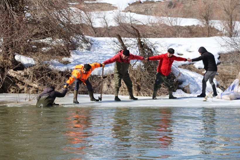 "Buzdan sal" ile karşı kıyıya geçip nehirde Eskimo usulü balık avlıyorlar - Resim: 10