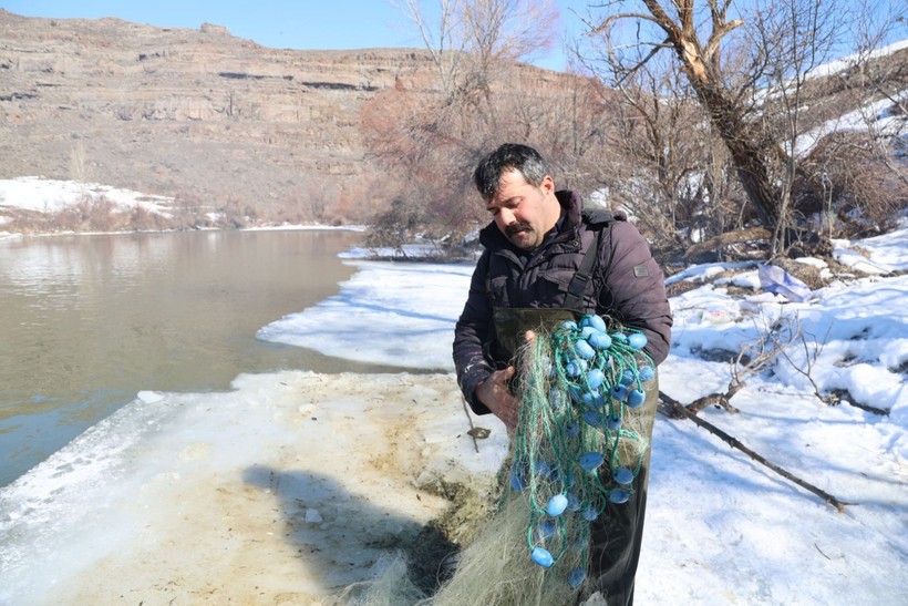 "Buzdan sal" ile karşı kıyıya geçip nehirde Eskimo usulü balık avlıyorlar - Resim: 11