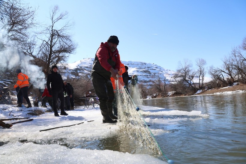 "Buzdan sal" ile karşı kıyıya geçip nehirde Eskimo usulü balık avlıyorlar - Resim: 12