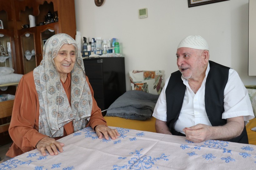 Aşkın ve sadakatin 65 yıllık hikayesi: Eşine bebek gibi bakıyor - Resim : 1