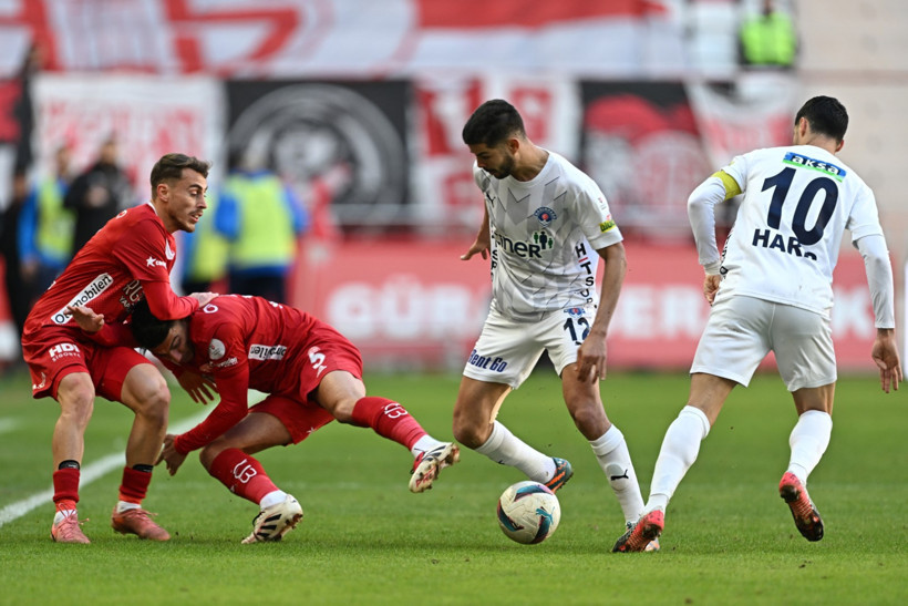 Emre Belözoğlu, Burak Yılmaz'ı mat etti: Kazanan Antalya - Resim : 1