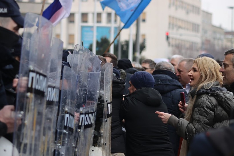 Sırbistan'da belediye seçiminde kriz: Muhalefet, polisi yumurtaya buladı - Resim : 1