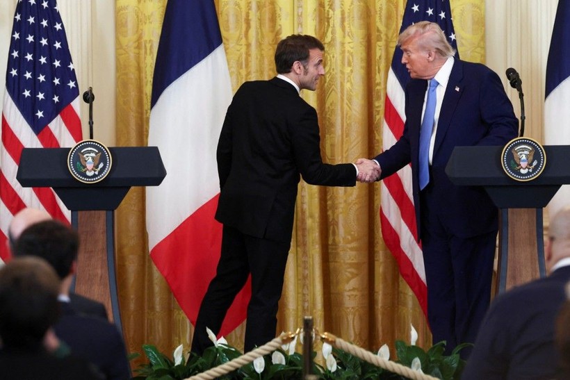 Trump ve Macron'un tokalaşma savaşı - Resim: 1