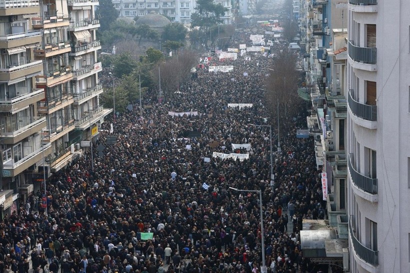 Yunanistan'da hayat durdu: 57 kişinin öldüğü tren faciası için yüz binler sokakta - Resim: 1