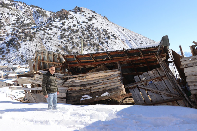 Yoğun kar yağışı sonrası çatılar çöktü - Resim : 1