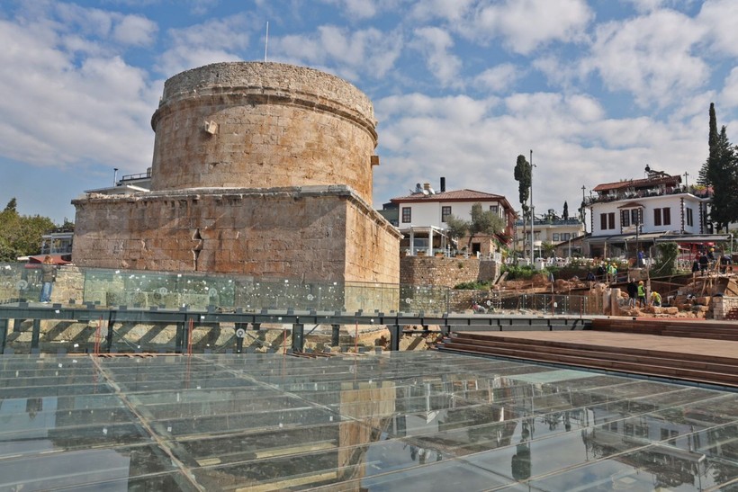 Antalya Hıdırlık Kulesi kazılarında yazıtlı mozaik bulundu - Resim: 6