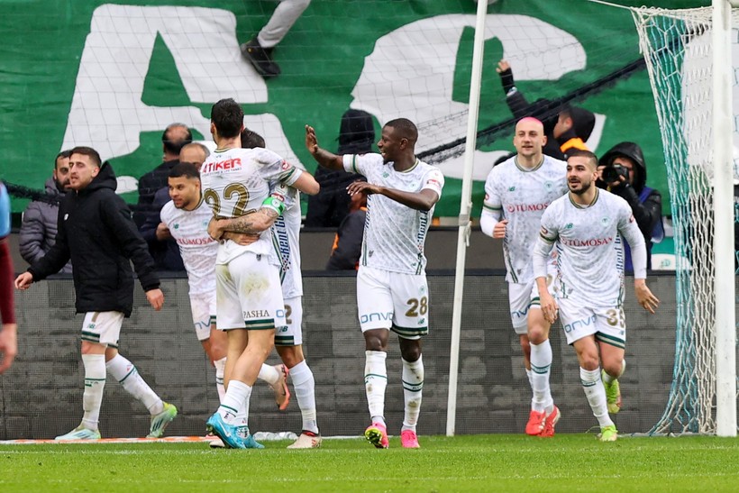 Kavga, havada uçan kartlar ve penaltı kararı: Trabzon, Konya'da dramatik kaybetti! - Resim : 5
