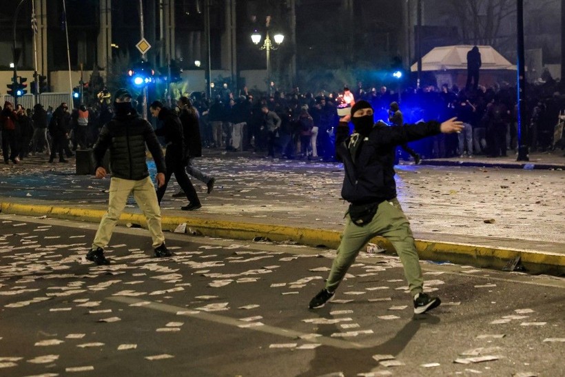 Tren faciasının ikinci yılında Yunanistan savaş alanına döndü - Resim: 9