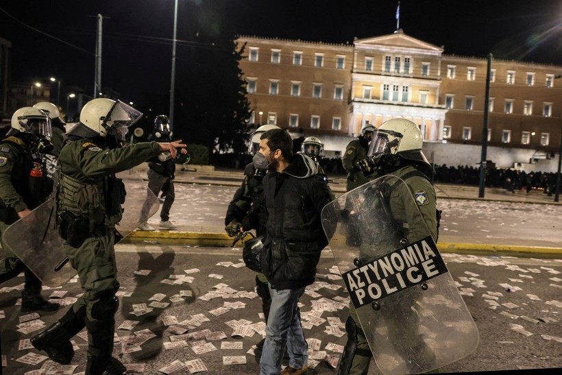 Tren faciasının ikinci yılında Yunanistan savaş alanına döndü - Resim: 16