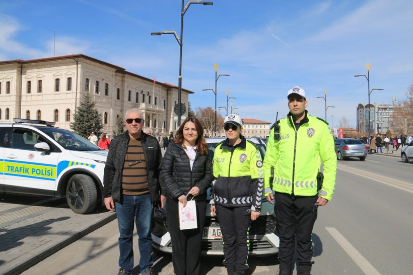 Polis durdurunca ceza yediklerini sandılar, durum çok farklı çıktı - Resim : 4