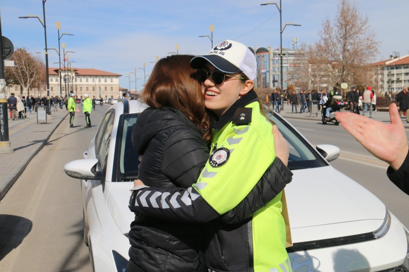 Polis durdurunca ceza yediklerini sandılar, durum çok farklı çıktı - Resim : 3