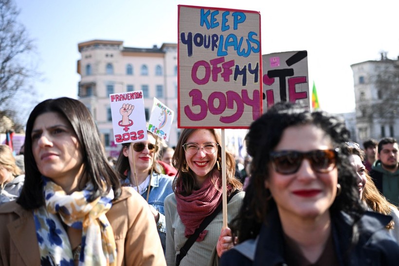 Dünyanın dört bir yanında kadınlar sokakta - Resim: 1