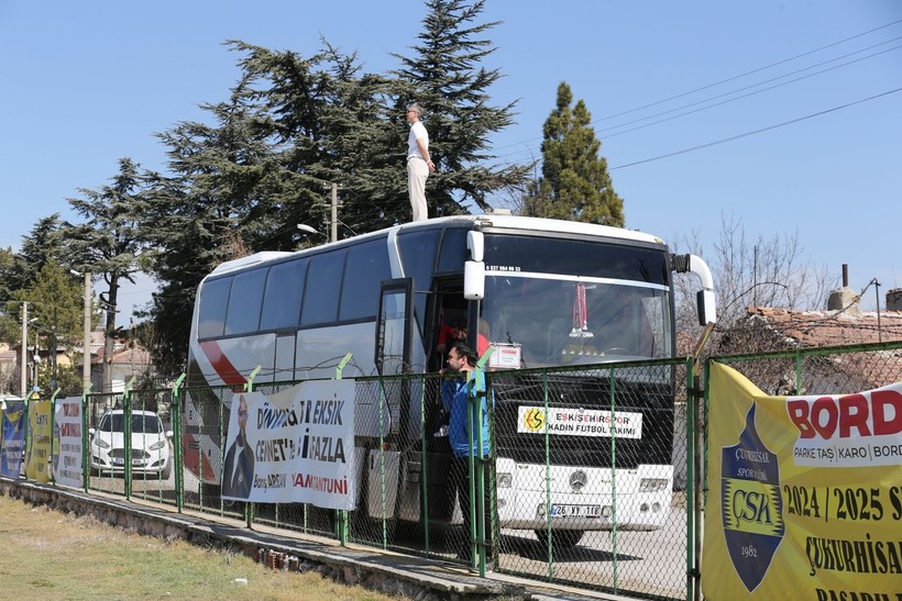 Cezalı teknik direktörden görülmemiş yöntem: Yasağı böyle deldi! - Resim: 7