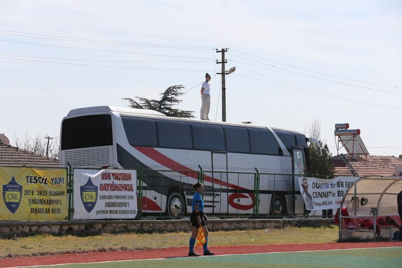 Cezalı teknik direktörden görülmemiş yöntem: Yasağı böyle deldi! - Resim: 3