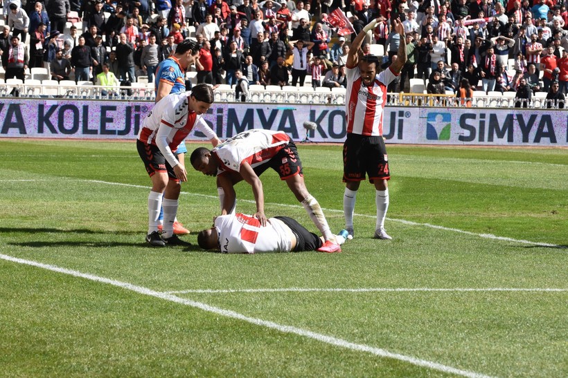 Rey Manaj'ın bilinci kapandı, yerine giren Simic de hastanelik oldu! - Resim : 3