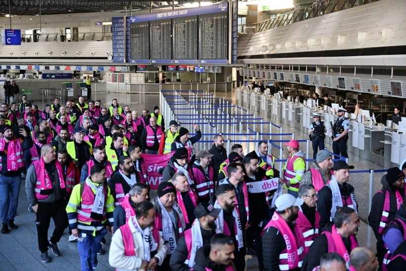 Almanya'da hava trafiği felç, işçiler grevde - Resim: 6