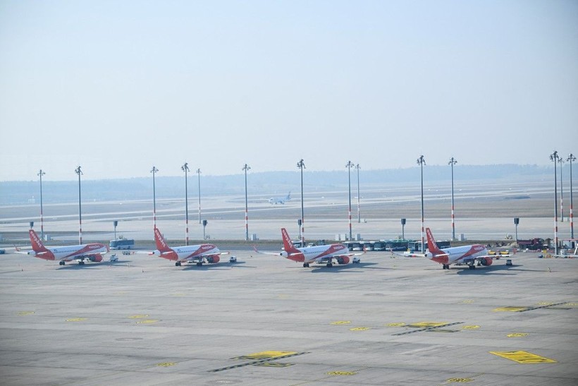 Almanya'da hava trafiği felç, işçiler grevde - Resim: 12