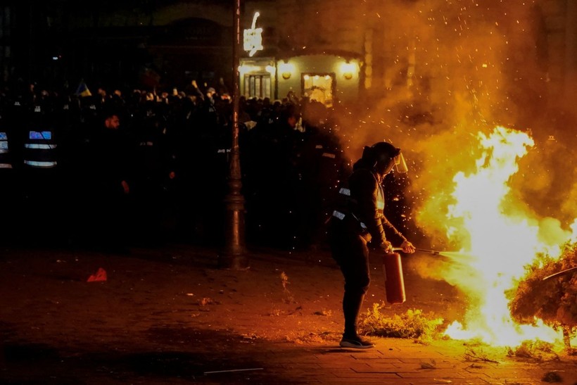 Romanya karıştı: AB karşıtı adaya yasak halkı sokağa döktü - Resim: 6